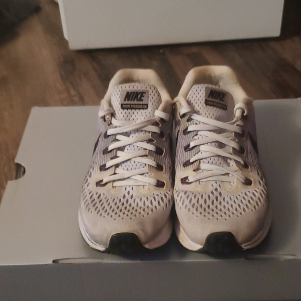 Nike - Picture 2 of 4